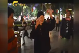 广西102岁老人广场跳小苹果，舞姿优美获小朋友赞叹！