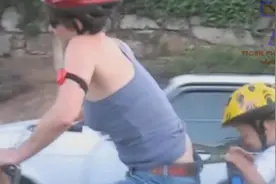 逗逼熊孩子爆笑视频：喂，那个扯麻麻内裤的！你够了！视频封面