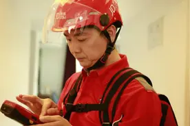 京东新玩法，给快递员打赏，这是准备把小哥打造成网红呀视频封面