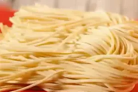 有一种面条会“变色”，听听专家说法到底能吃否？视频封面