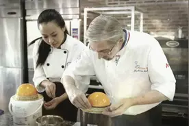 最美蛋糕西施走红，每天工作20小时，人气火爆排长队围观视频封面