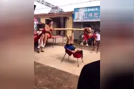 老人带孩子和自己带有啥不一样视频封面