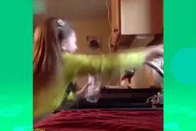 男孩儿初次下水好紧张，想必是喝了不少水视频封面