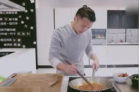 太费米饭了！谢霆锋做的这道水煮牛肉，浇上热油瞬间口水流下来视频封面