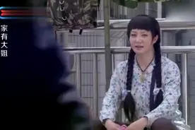 女子路边给人擦鞋，不小心将对方袜子弄脏，客人生气，没给一分钱