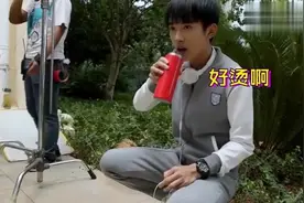 王俊凯上一秒还严肃得像“社会大哥”，下一秒笑开花，超可爱！视频封面