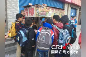破解西安部分学校周边流动摊贩管理困局 专家称疏胜于堵图片