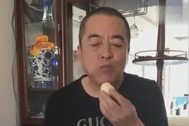 东北大哥吃饭真有意思，每顿饭都吃一头大蒜，一年的蒜钱都不少视频封面