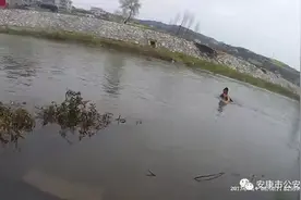 暖闻︱陕西安康女子轻生跳河拒救援，民警脱衣跳河救起图片