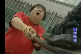 黄眉大王假扮成超人胡作非为，哪知被真超人逮个正着！图片