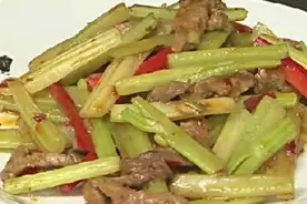 这样做香芹爆牛柳 芹菜脆 牛柳嫩