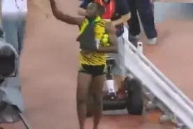 博尔特摔得最惨的一次！被中国摄影师从背后铲倒视频封面