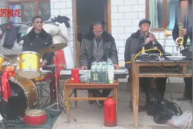会宁乡村乐队，四人四乐器，配合还默契，大叔的唢呐功底深