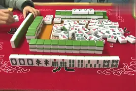 美女第一次打牌，就摸到这种罕见的牌，只可惜被上家小胡捷足先登视频封面