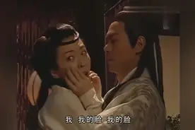 大小姐照镜子，竟看到镜中的自己没有脸，实在是太惊悚了！