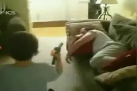 家庭滑稽录像：儿子叫爸爸起床，这“闹钟”太称职了！视频封面