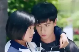 女孩摔倒，男子为女孩清洗伤口，男友力爆棚