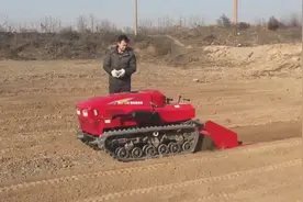 2019新发明的小型全自动旋耕机，农民能远程遥控耕地，你看怎么样视频封面