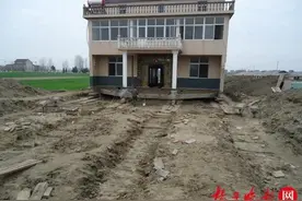 花费12万历时两天 一幢三层楼整体平移150米图片