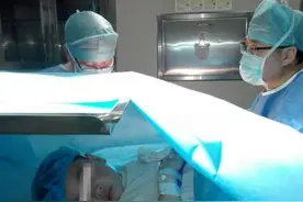 孩子边看动画边手术照片走红 福州医生哄娃有高招图片