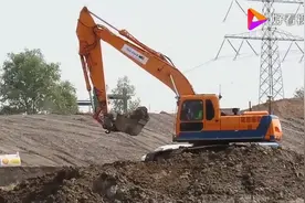不喜欢这样合作，两台挖掘机在一起干活，想偷懒都不行视频封面