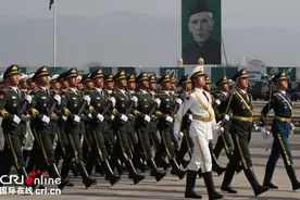 中国人民解放军三军仪仗队首次赴巴基斯坦参加阅兵活动图片