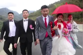 云南农村一对新人结婚，迎亲途中手牵手过一座桥，新娘很漂亮