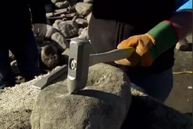 国外石匠，小敲29锤轻松劈开一块石头