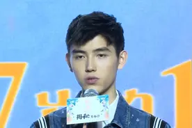 陈凯歌儿子女友疑曝光 网友：口味不轻啊视频封面