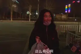 除夕夜，银川市消防支队门口来了一位姑娘。她专门给消防员们送了两盒炸鱼，一份小礼物，寄托着浓浓的祝福@中国消防视频封面