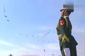 回顾2015年阅兵式，飞机方队给我留下了深刻印象，真的很炫酷！