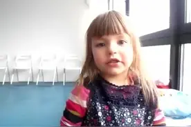 可爱德国混血小女孩唱 张悬《宝贝》和中文歌，太搞笑了视频封面