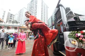 这位新郎好霸气 “驾”着8辆大巴车迎新娘图片