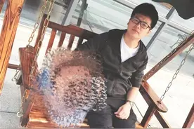 三人酒吧小聚 一个醉躺草坪一个送医一个离奇失踪图片