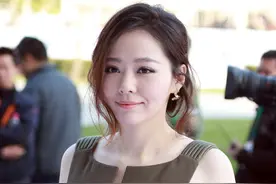 东方风云榜红毯 张靓颖大露美背险走光图片