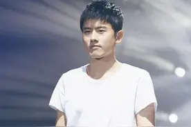 张杰挑战人声电吉他 用《自己》唱出态度图片