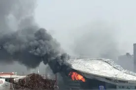 虹口足球场今晨火灾 火起攀岩馆 事发时未开门故无人员伤亡图片