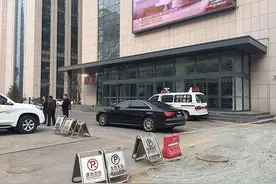 辉山乳业董事长杨凯周六现身沈阳总部办公楼，警车停在大门口图片