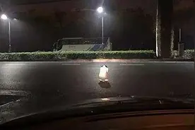 暖闻丨夜遇女子蹲在暗灯马路上哭，杭州车主打开车灯照亮守护图片