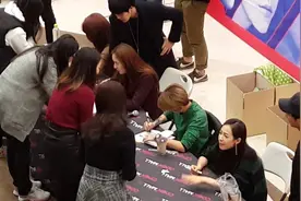 宋茜出席签名活动 旁边还看到郑秀晶视频封面