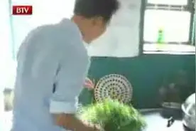 李玉刚老家“豪宅”首次曝光，李玉刚在家亲自为父母做饭视频封面