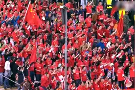 感动！ 国足饮恨德黑兰中国球迷不离不弃 国旗飘扬十万人体育场视频封面