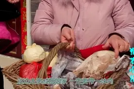 河南农村姑娘回娘家走亲戚，哪四样礼品必须拿？爸妈开心过新年