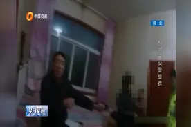 男孩往高速上仍石头砸车，还与民警玩花样，带他回家却被亲妈暴打