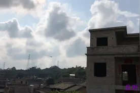 居然有直升机飞来我们村的上空，不知道直升机来农村要干嘛？视频封面