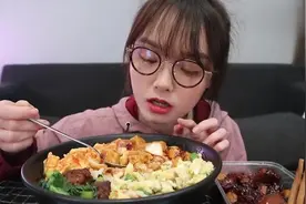 吃货哎呦阿尤吃一大桌家常菜，听声音就知道好吃，看着太馋人了！