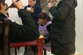 打工夫妻回娘家过年，一桌不够直接站着吃，一家人过年相聚很开心视频封面