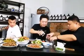 于谦和孙越在自家马场吃上了，还喝的酒，这酒上面还印着谦儿哥视频封面