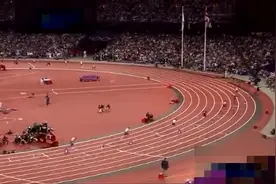 4X100米: 博尔特接棒后淡定换手居然破了世界纪录, 感觉跑的很轻