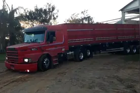 老外驾驶斯堪尼亚拖挂卡车倒车入库，技术如何呢